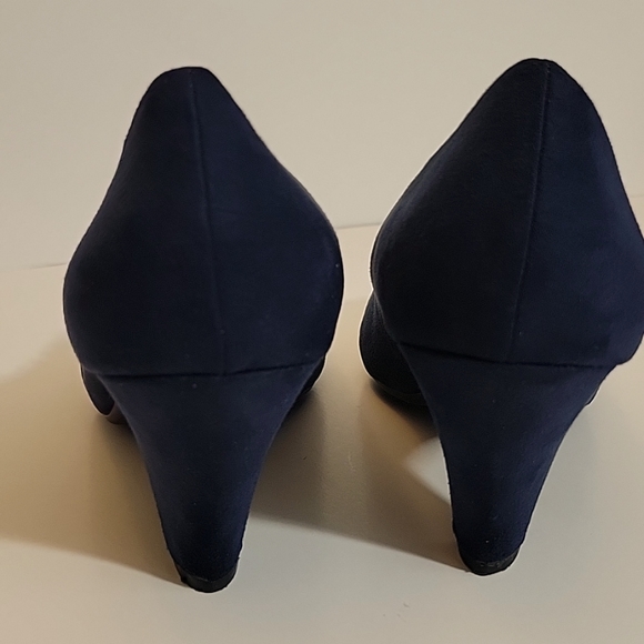 Abella Suede Shoes, VGUC - Picture 4 of 9